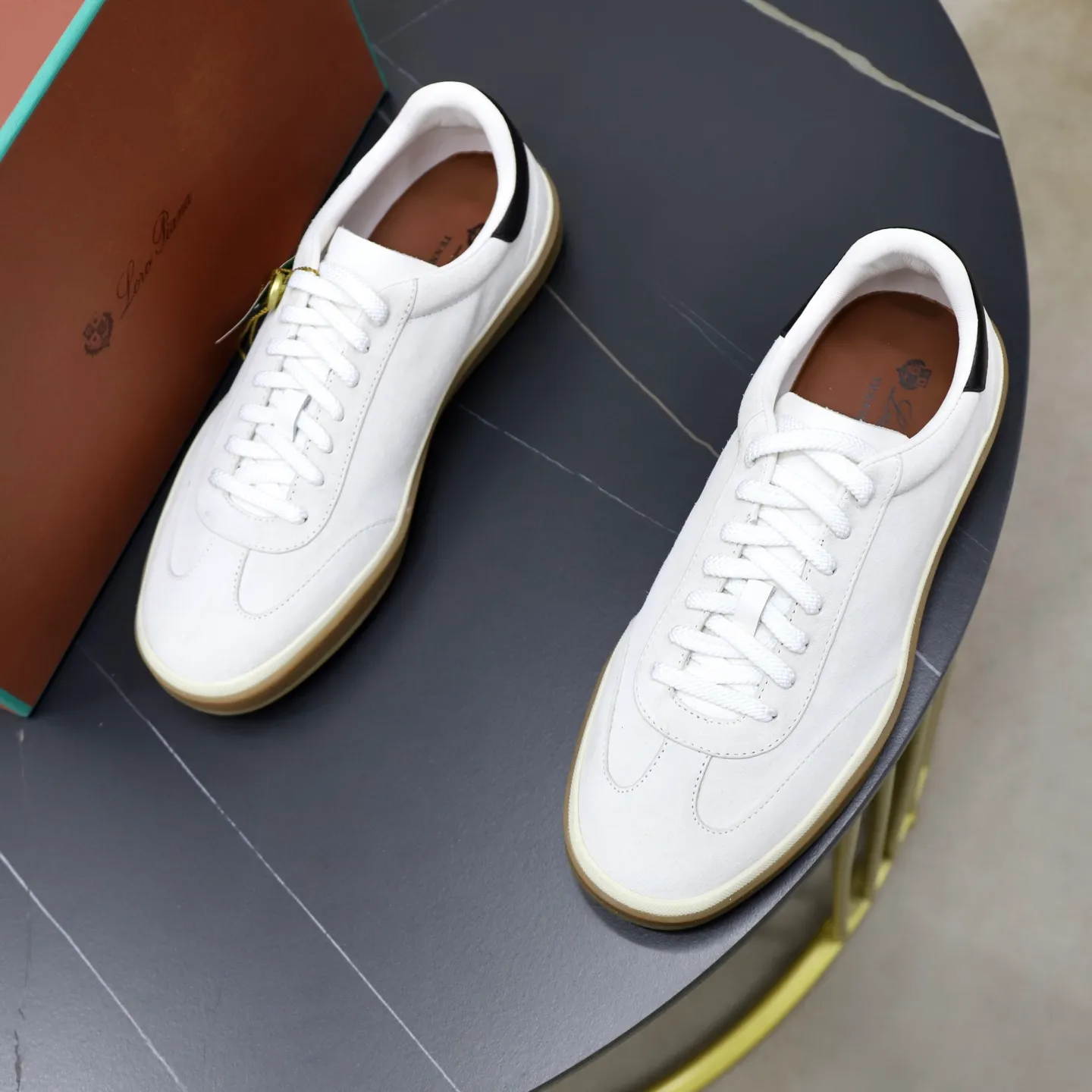 Ex-factory price: 560💰Loro Riana men’s moral training sneakers! Made from high-quality materials and designed in a low-cut silhouette, it offers an elegant and stylish look that's suitable for year-round wear. The unique double-layer sole aesthetic design, caramel cup-shaped outsole is decorated with off-white rubber trim, creating an attractive color combination. Pair with tailored pieces or jeans for a sophisticated yet casual look. The heel is decorated with soft cow leather tongue with Kummel color inserts and cotton laces with embossed LP logo. Upper: cow split suede. Lining: original thickened soft sheepskin. Size: 38-39-40-41-42-43-44 (customized in 45.46)